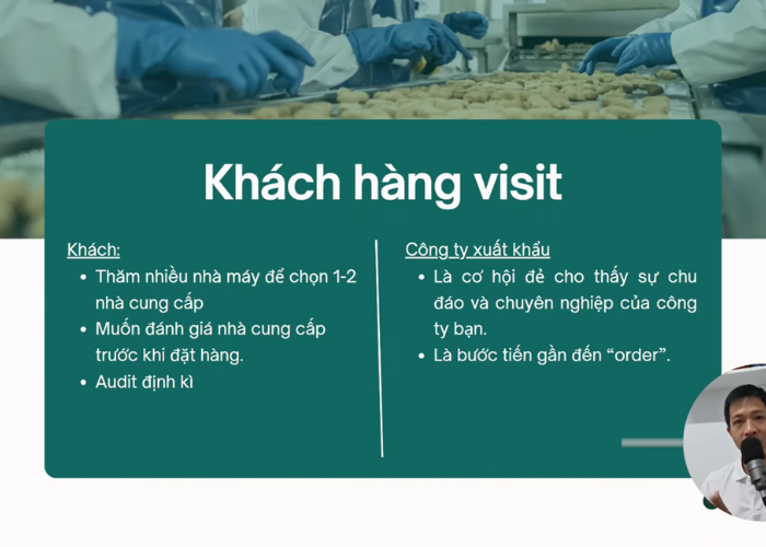 Khách hàng tham quan nhà máy